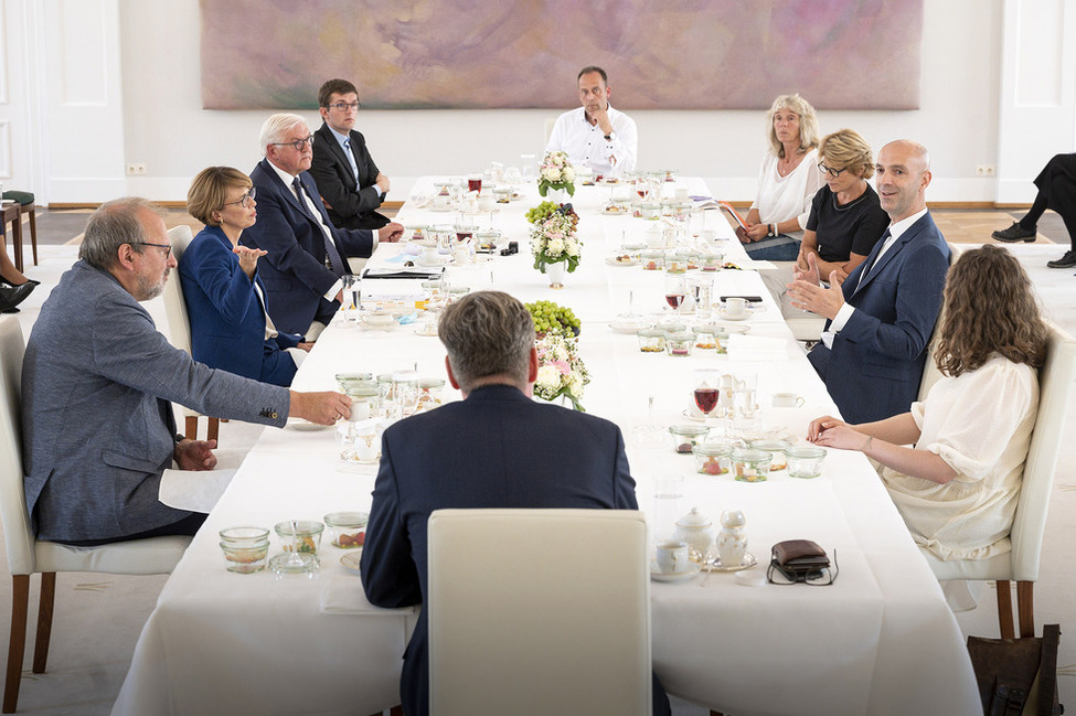 Bundespräsident Frank-Walter Steinmeier bei seiner Kaffeetafel zum Thema 'Beschränkungen in der Corona-Krise: notwendig oder unangemessen?' im Großen Saal von Schloss Bellevue 